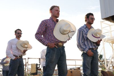 "Es gibt schon eine extreme Spaltung in der Gesellschaft": Was TV-Abenteurer Samuel Häde in den USA erlebt hat - In Arthur County im Westen Nebraskas legen die Rodeoreiter vor dem Wettkampf ihre Hüte zum Gebet ab.