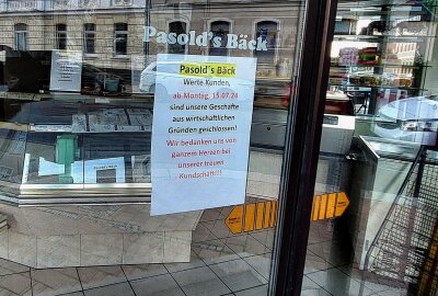 Es ist bereits zu: Diese Bäckerei aus Plauen hat dicht gemacht - Jetzt wird's ganz bitter. Die Bäckerei Pasold hat dicht gemacht. Ein letzter Blick durchs Schaufenster. Foto: Karsten Repert