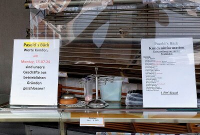 Es ist bereits zu: Diese Bäckerei aus Plauen hat dicht gemacht - Jetzt wird's ganz bitter. Die Bäckerei Pasold hat dicht gemacht. Ein letzter Blick durchs Schaufenster. Foto: Karsten Repert