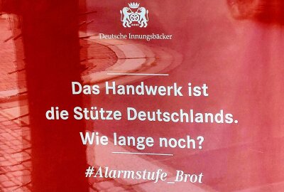 Es ist bereits zu: Diese Bäckerei aus Plauen hat dicht gemacht - Jetzt wird's ganz bitter. Die Bäckerei Pasold hat dicht gemacht. Ein letzter Blick durchs Schaufenster. Foto: Karsten Repert