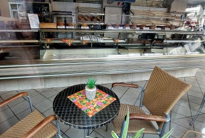 Es ist bereits zu: Diese Bäckerei aus Plauen hat dicht gemacht - Jetzt wird's ganz bitter. Die Bäckerei Pasold hat dicht gemacht. Ein letzter Blick durchs Schaufenster. Foto: Karsten Repert