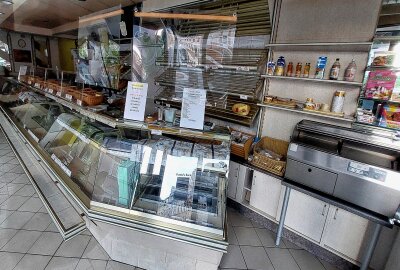 Es ist bereits zu: Diese Bäckerei aus Plauen hat dicht gemacht - Jetzt wird's ganz bitter. Die Bäckerei Pasold hat dicht gemacht. Ein letzter Blick durchs Schaufenster. Foto: Karsten Repert