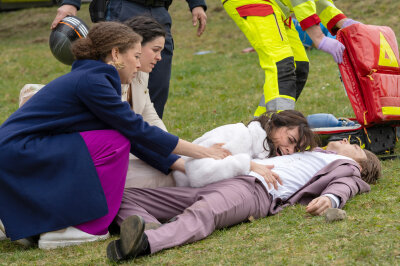 Es wird dramatisch bei "Sturm der Liebe": Serientod bei Traumhochzeit - Für Theo (Lukas Leibe, r., mit Yeliz Simsek, 2.v.r., Merve Cakir, 2.v.l. und Soluna-Delta Kokol, l.) kommt jede Hilfe zu spät.