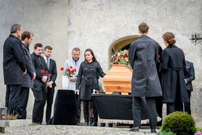 Es wird dramatisch bei "Sturm der Liebe": Serientod bei Traumhochzeit - Lale schafft es durch das Beruhigungsmittel einigermaßen stark zu bleiben. (v.l.n.r. Dieter Bach, Philipp Rafferty, Sven Waasner, Yeliz Simsek, Robin Schick, Soluna-Delta Kokol) ARD/Christof Arnold (mit Komparsen).