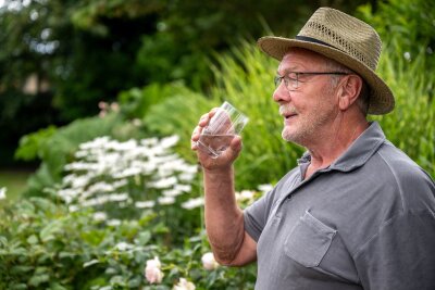 Es wird sommerlich: Was uns dabei hilft, genug zu trinken - Trinken nicht vergessen! Mit einfachen Tricks wird der regelmäßige Griff zum Wasserglas selbstverständlich.