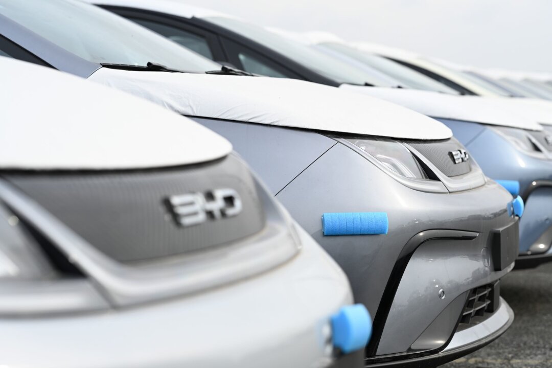 EU-Extrazölle auf Elektroautos aus China in Kraft - Deutschland votierte gegen die Zölle - aus Sorge vor einem neuen großen Handelskonflikt und möglichen Vergeltungsmaßnahmen gegen deutsche Hersteller.