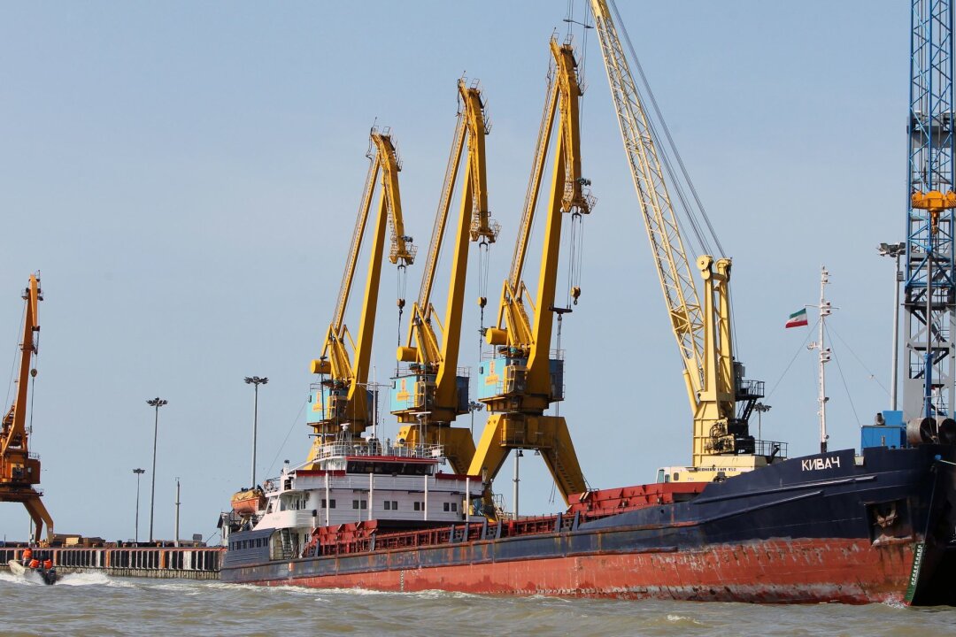 EU verhängt Sanktionen gegen iranische Häfen - Betroffen von den neuen EU-Sanktionen: Der Hafen von Ansali. (Archivbild)