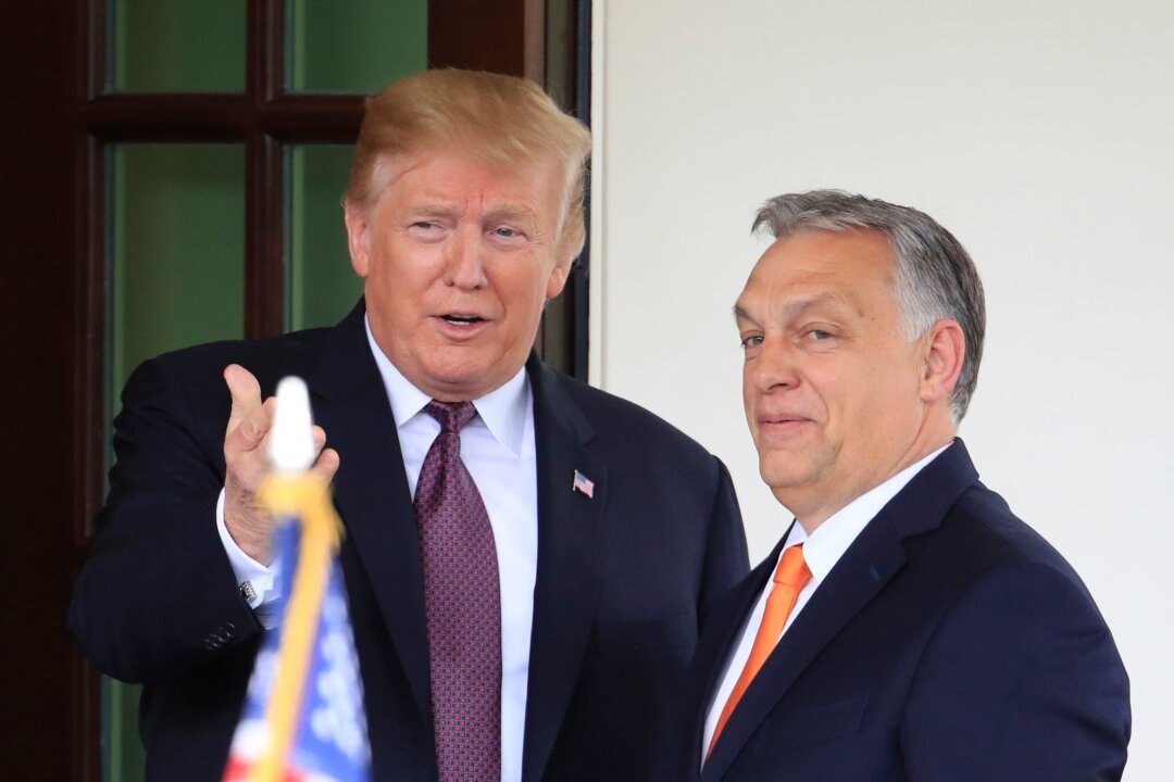 EU-Vorsitz: Ungarn will Europa wieder "great" machen - Der damalige US-Präsident Donald Trump (l) und Ungarns Ministerpräsident Viktor Orban: Die beiden Rechtspopulisten haben politisch viel gemeinsam (Archivbild).