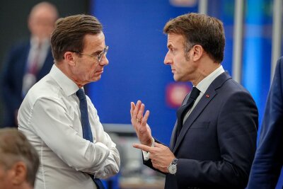 EU will Wirtschaftskrieg mit USA unter Trump verhindern - Schwedens Ministerpräsident Ulf Kristersson (l) und Frankreichs Präsident Emmanuel Macron sprechen in Budapest. Die geopolitischen Herausforderungen werden für Europa nach der US-Wahl nicht weniger.