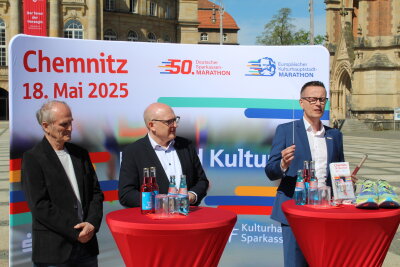 Europäische Kulturhauptstadt 2025: Chemnitz lädt zum Marathon - Mit dabei waren unter anderem Waldemar Cierpinski, OB Sven Schulze und Dr. Michael Kreuzkampf, Vorstandsvorsitzender der Sparkasse Chemnitz (v.l.)