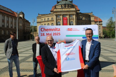 Europäische Kulturhauptstadt 2025: Chemnitz lädt zum Marathon - OB Sven Schulze (l.) und Dr. Michael Kreuzkampf präsentieren das Laufshirt zum Marathon.