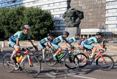 European Peace Ride 2023: Ankunft in Chemnitz - Nach 500 Kilometern Fahrt sind die Radfahrer in Chemnitz angekommmen. Foto: Harry Härtel