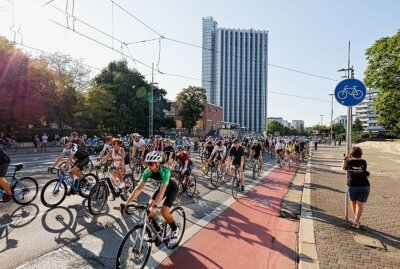 European Peace Ride 2023: Ankunft in Chemnitz - Nach 500 Kilometern Fahrt sind die Radfahrer in Chemnitz angekommmen. Foto: Harry Härtel