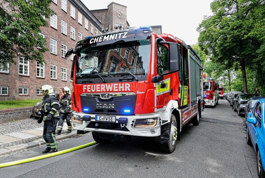 Evakuierung des Landgerichts Chemnitz: Feueralarm sorgt für Aufregung - Um 10.30 Uhr ertönte am Montag ein schriller Feueralarm durch die Säle und Büros des Landgerichts an der Hohen Straße. Foto: Harry Härtel