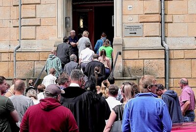 Evakuierung des Landgerichts Chemnitz: Feueralarm sorgt für Aufregung - Nach etwa einer Stunde, gegen 11.30 Uhr, konnten alle Personen in das Gebäude zurückkehren. Foto: Harry Härtel
