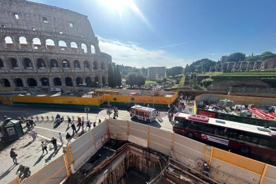 Ewige Baustelle - Rom leidet vor "Heiligem Jahr" - Vor dem "Heiligen Jahr" 2025 wird auch vor dem Kolosseum noch an einer neuen U-Bahn-Linie gearbeitet.