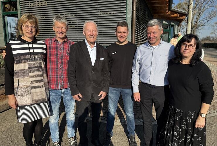 Ex-Bürgermeister von Hainichen feierte seinen 85. Geburtstag - Rainer Sobotka (3.v.l.) feierte im Kreise der Familie seinen 85. Geburtstag.