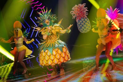 Ex-Handballspieler Pascal Hens bei "Masked Singer" enttarnt - Auch dabei: "Lady Ananas" sang auf Portugiesisch - und der erste eingeblendete Hinweis auf ihre Identität war ein Kreuz-Anhänger.