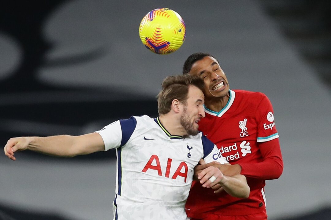 Ex-Liverpool-Verteidiger Joel Matip beendet seine Karriere - Joel Matip (r) im Zweikampf mit Harry Kane