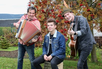 Ex-Randfichten-Frontmann Rups kündigt Comeback zu dritt an - Auch Sohnemann Curt (Mitte) stand schon mit auf der Bühne. Foto: Katja Lippmann-Wagner