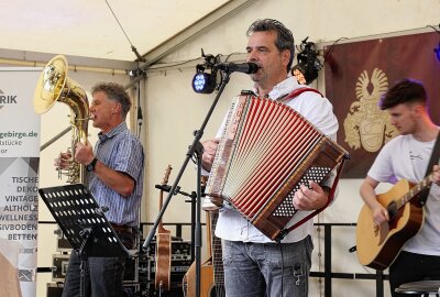 Ex-Randfichten-Frontmann Rups kündigt Comeback zu dritt an - Rups und Toni gemeinsam mit Hutzen-Pet zum Lauterer Vugelbeerfast. Foto: Katja Lippmann-Wagner