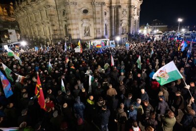 Experte: Pegida hat zur Enthemmung und Verrohung beigetragen - Die extremistische Pegida-Bewegung will ihre Straßenproteste nach zehn Jahren beenden (Foto Archiv).