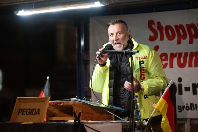 Experte: Pegida hat zur Enthemmung und Verrohung beigetragen - Die extremistische Pegida-Bewegung will ihre Straßenproteste nach zehn Jahren beenden (Foto Archiv).