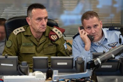 Expertin: Israel demonstriert Iran Überlegenheit - Generalstabschef Herzi Halevi (l) befiehlt zusammen mit dem Kommandanten der israelischen Luftwaffe, Generalmajor Tomer Bar (r), den Angriff auf den Iran.