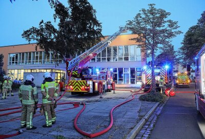 Explosion auf Dach von Bundeswehrgebäude: Maschine in Flammen - In einem von der Bundeswehr genutzten Gebäude in Dresden hat es eine Explosion gegeben. Foto: Roland Halkasch