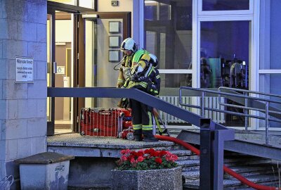 Explosion auf Dach von Bundeswehrgebäude: Maschine in Flammen -  Über eine Drehleiter nahm ein Trupp unter Atemschutz die Brandbekämpfung auf und konnte die Ausbreitung auf. Foto: Roland Halkasch