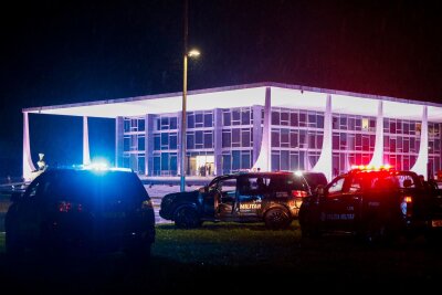 Explosion in Brasiliens Hauptstadt - Mutmaßlicher Täter tot - Sicherheitskräfte riegeln nach den Explosionen den Obersten Gerichtshof in Brasília ab.