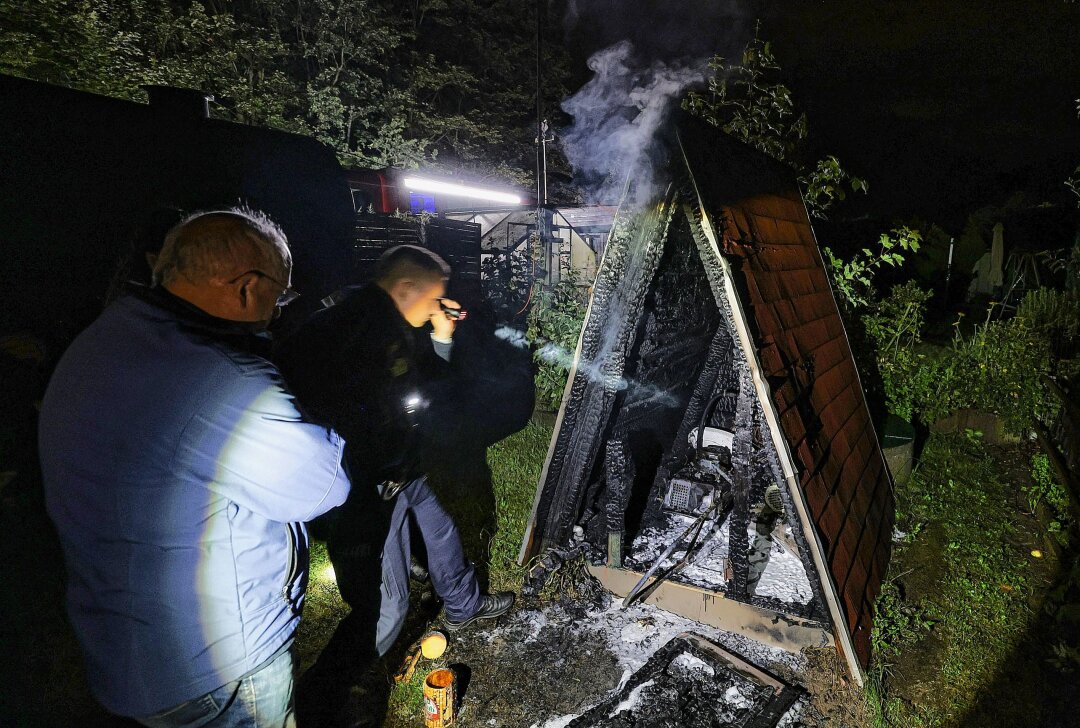 Explosion in Zwickau: Pumpenhäuschen vollständig ausgebrannt - Die Hütte ist etwa 1,5 Meter x 2 Meter groß und nun vollständig ausgebrannt. Foto: Andreas Kretschel