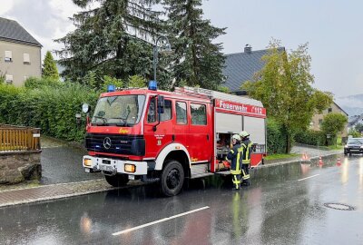 Extreme Regenfälle in Teilen des Erzgebirges: Keller vollgelaufen - Die Freiwillige Feuerwehr Breitenbrunn ist im Einsatz. Foto: Daniel Unger