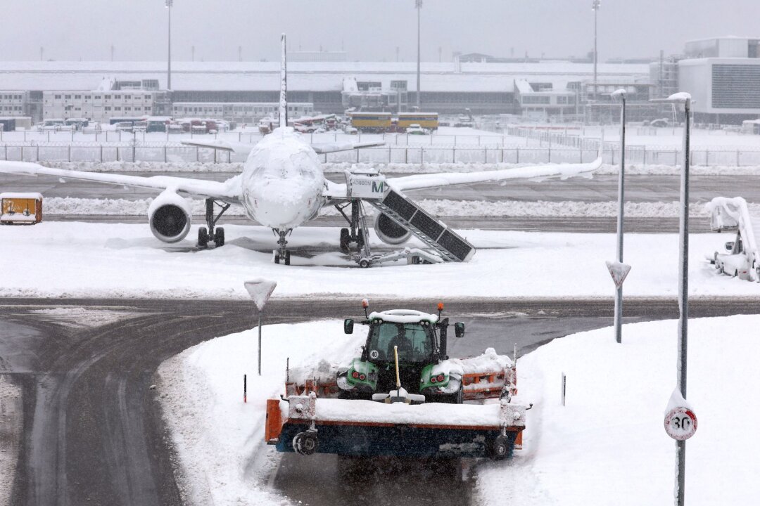 Extremwetter: Airline hat Spielraum bei Flugstreichungen - Außergewöhnliche Umstände: Bei kurzfristigen Flugstreichungen aufgrund extremen Wetters stehen Passagieren oft keine Entschädigungszahlungen zu. 