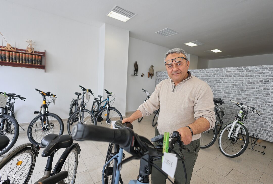 Fachgeschäft in Zwickau schließt: Händler verlässt die Stadt - Der E-Bike-Händler Mihat Kaya schließt sein Geschäft in Zwickau. Foto: Mario Dudacy