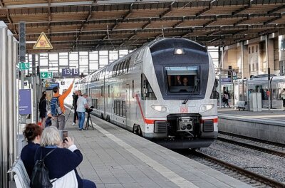 Fahren bald ICE/IC-Züge am Chemnitzer Hauptbahnhof ab? - Vom Chemnitzer Hauptbahnhof fährt ein Intercity in Richtung Ostsee. Foto: Harry Härtel