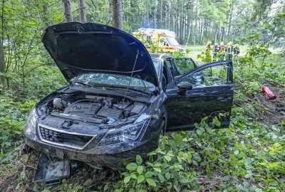 Fahrer und Beifahrer nach Unfall schwer verletzt: S222 im Erzgebirge vollgesperrt - Der schwere Unfall in Ehrenfriedersdorf. Fotos: Bernd März