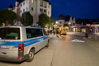 Fahrerflucht nach Auseinandersetzung auf Auer Postplatz: Polizei sucht Zeugen - Auseinandersetzung am Auer Postplatz: Fußgänger schwer verletzt.