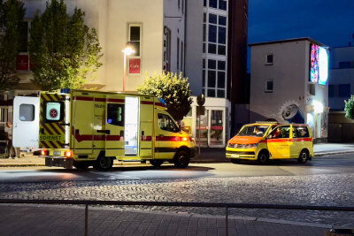 Fahrerflucht nach Auseinandersetzung auf Auer Postplatz: Polizei sucht Zeugen - Auseinandersetzung am Auer Postplatz: Fußgänger schwer verletzt.