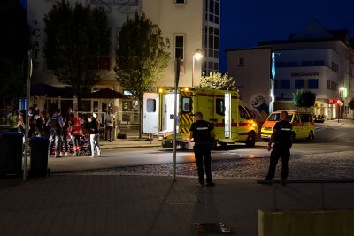 Fahrerflucht nach Auseinandersetzung auf Auer Postplatz: Polizei sucht Zeugen - Auseinandersetzung am Auer Postplatz: Fußgänger schwer verletzt.