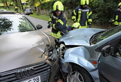 Fahrerin kommt in Gegenverkehr: Kollision mit entgegenkommendem Auto - Am Sonntagabend kurz vor 18 Uhr kam es zu einem schweren Unfall, bei dem zwei Autos miteinander kollidierten. Foto: Niko Mutschmann