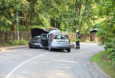 Fahrerin kommt in Gegenverkehr: Kollision mit entgegenkommendem Auto - Am Sonntagabend kurz vor 18 Uhr kam es zu einem schweren Unfall, bei dem zwei Autos miteinander kollidierten. (Foto: Niko Mutschmann)