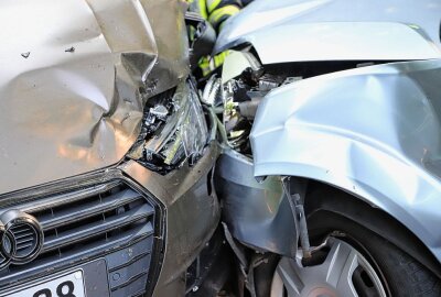 Fahrerin kommt in Gegenverkehr: Kollision mit entgegenkommendem Auto - Am Sonntagabend kurz vor 18 Uhr kam es zu einem schweren Unfall, bei dem zwei Autos miteinander kollidierten. Foto: Niko Mutschmann