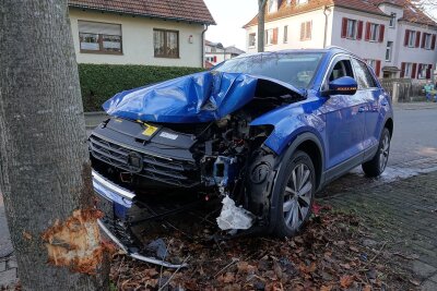 Fahrerin prallt gegen Baum: Vier Personen verletzt - Bei einem Unfall wurden vier Menschen verletzt.