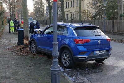 Fahrerin prallt gegen Baum: Vier Personen verletzt - Bei einem Unfall wurden vier Menschen verletzt.