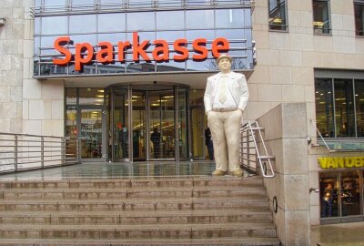 Fahrfehler führt zu Unfall: PKW kracht in Sparkasse - Symbolbild. Foto: Pixabay