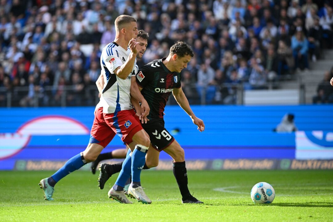 Fahrige Magdeburger unterliegen beim HSV klar - Martijn Kaars hatte gegen die Hamburger Verteidiger meist das Nachsehen