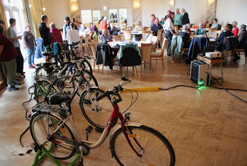 Fahrradkino Chemnitz begeistert im Freiberger Brauhof - Der Saal füllt sich. Foto: Renate Fischer