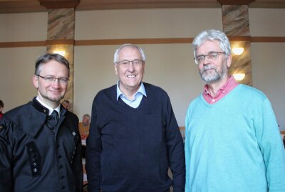 Fahrradkino Chemnitz begeistert im Freiberger Brauhof - Die Organisatoren Jens Grigoleit, Jürgen Bellmann und Dr. Steffen Wagner v.l. Foto: Renate Fischer