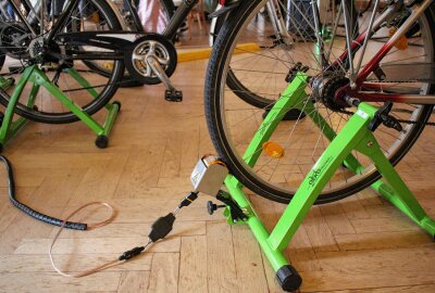 Fahrradkino Chemnitz begeistert im Freiberger Brauhof - Die Fahrräder als Stromquelle der Filmvorführung sind angeschlossen. Foto: Renate Fischer